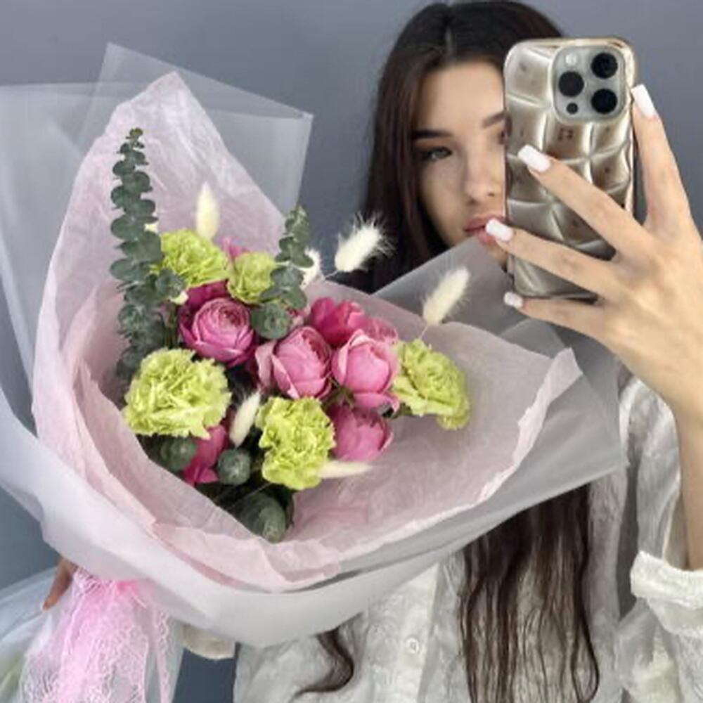 ВЕСНА🌸 Авторский букет из мятных диантусов и розовой кустовой розы Сильва Пинк
