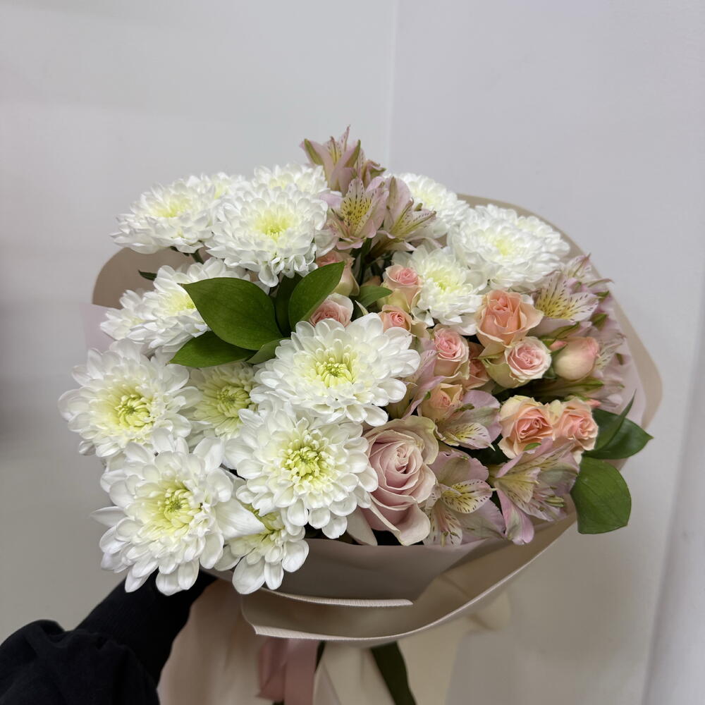 Букет с кустовыми розами и хризантемами