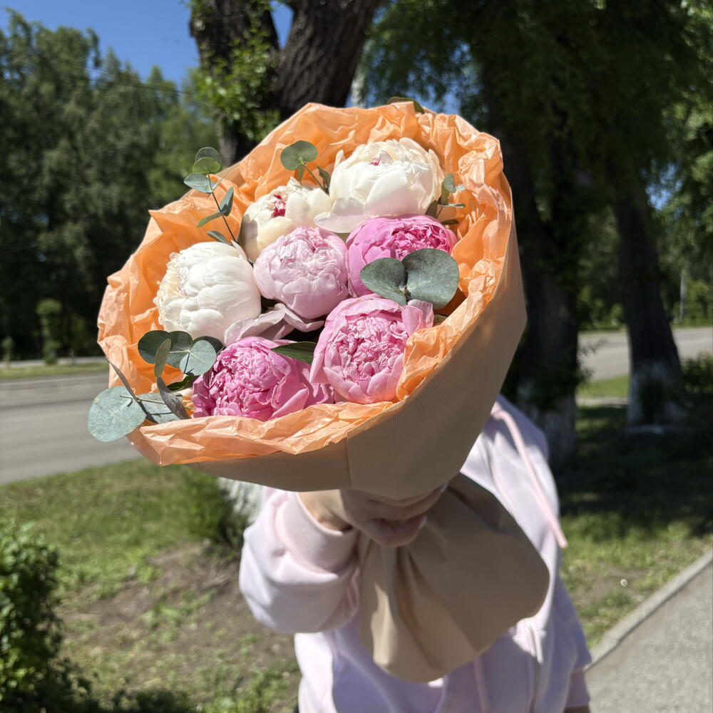 7 пионов с эвкалиптом