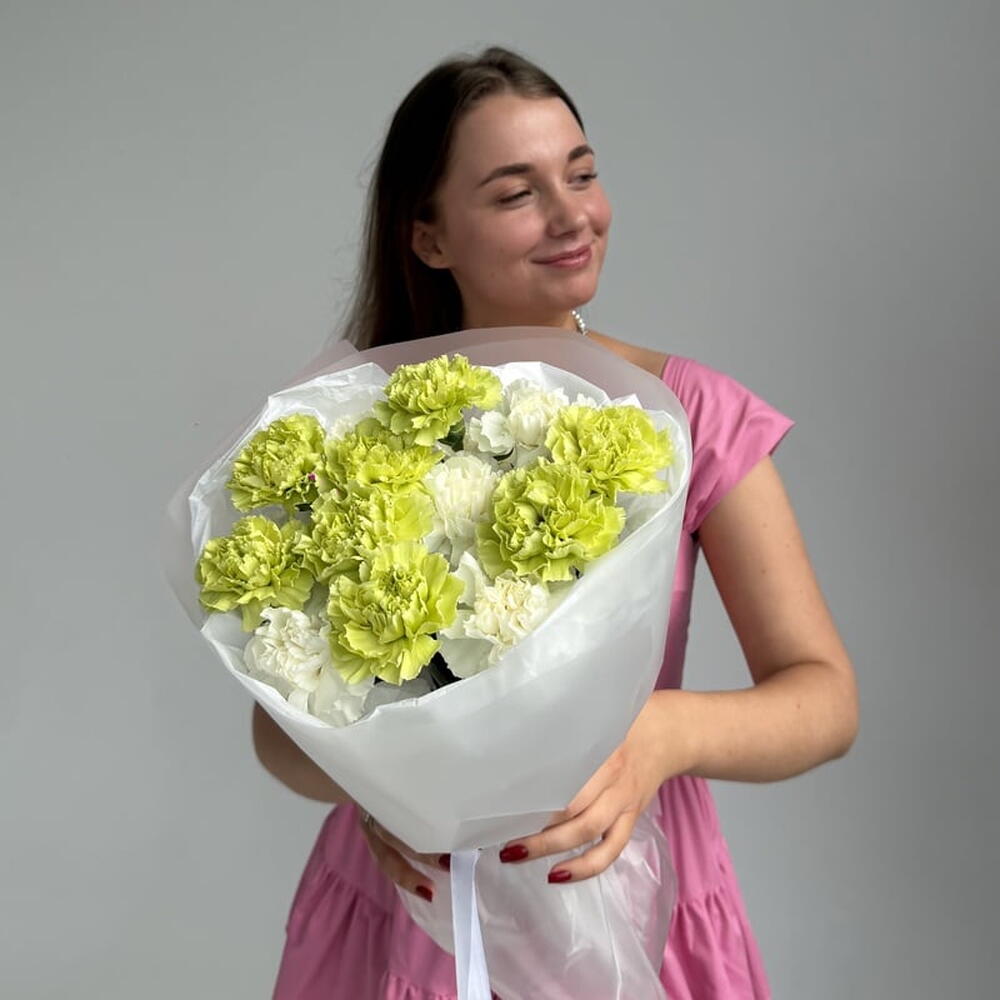 Букет из 15 пушистых зеленых и белых гвоздик "LIME   WHITE"