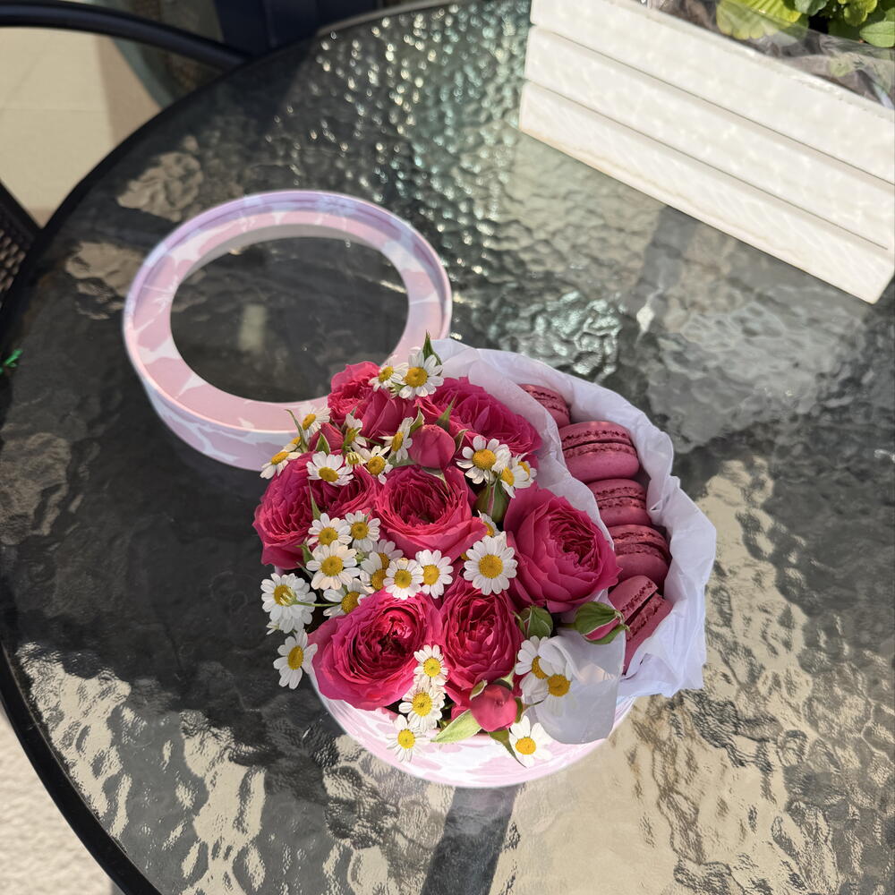 Коробочка с цветами и макаронс