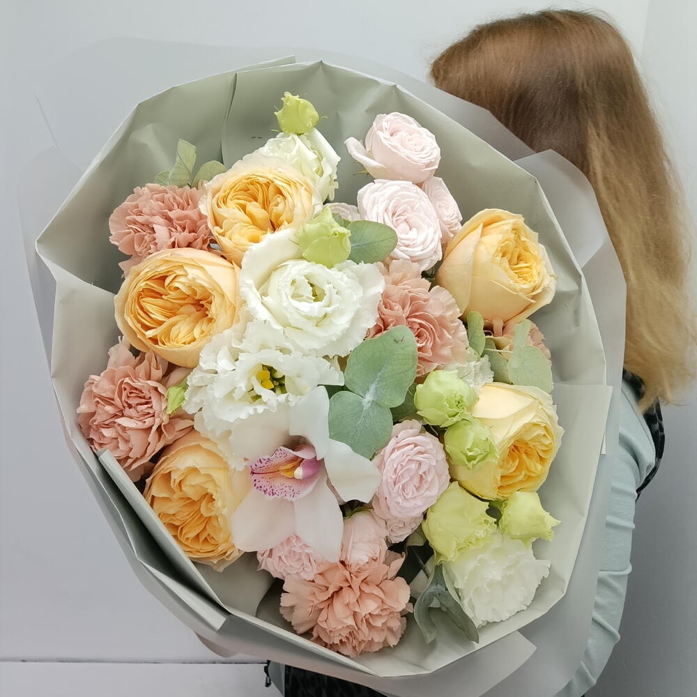 Букет роза пионовидная, орхидея, диантус, роза пионовидная кустовая, эвкалипт, дофаминовый