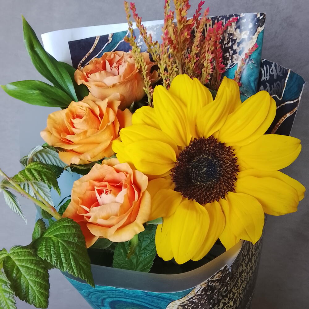 Подсолнух с розами🧡