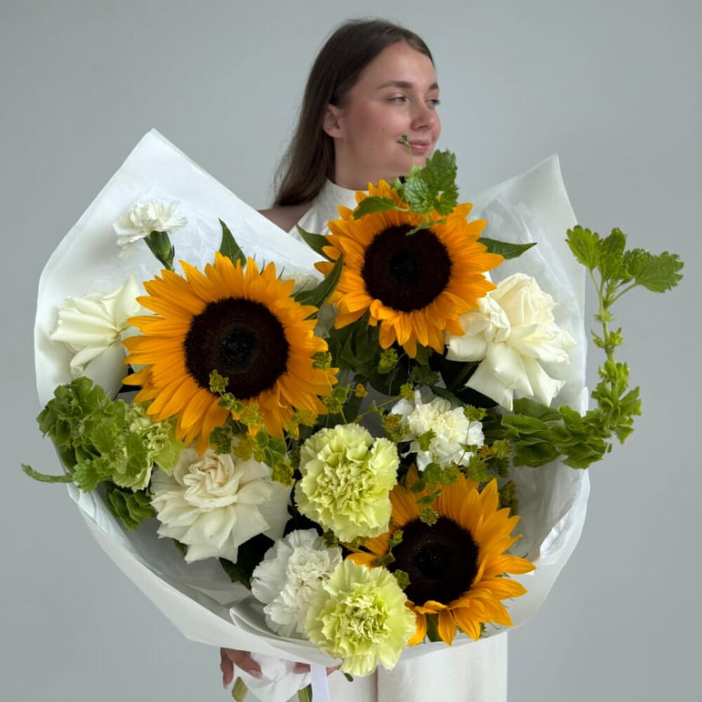 Букет с подсолнухами, молюцеллой и диантусами "SUNNY CHIC"