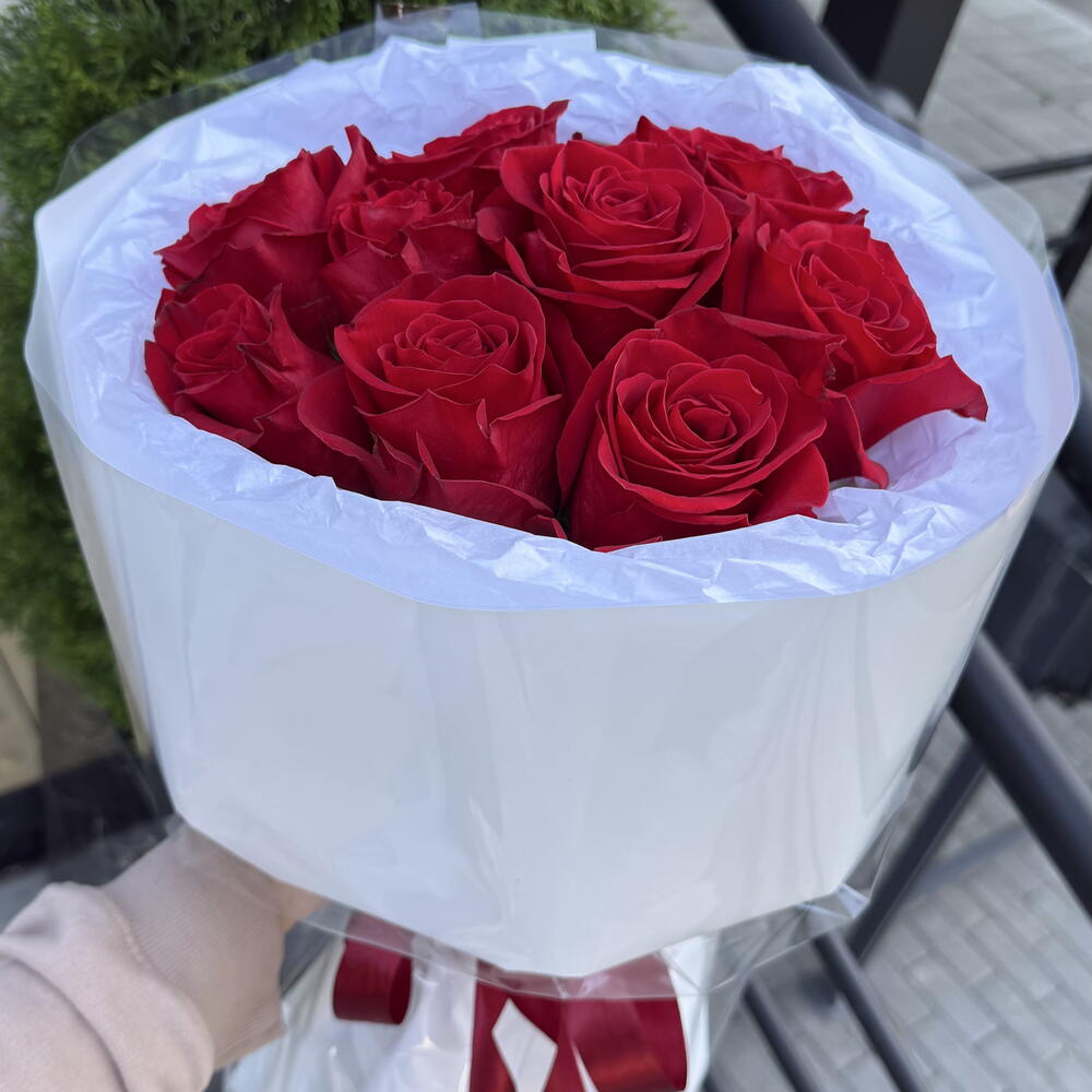 Букет алых роз