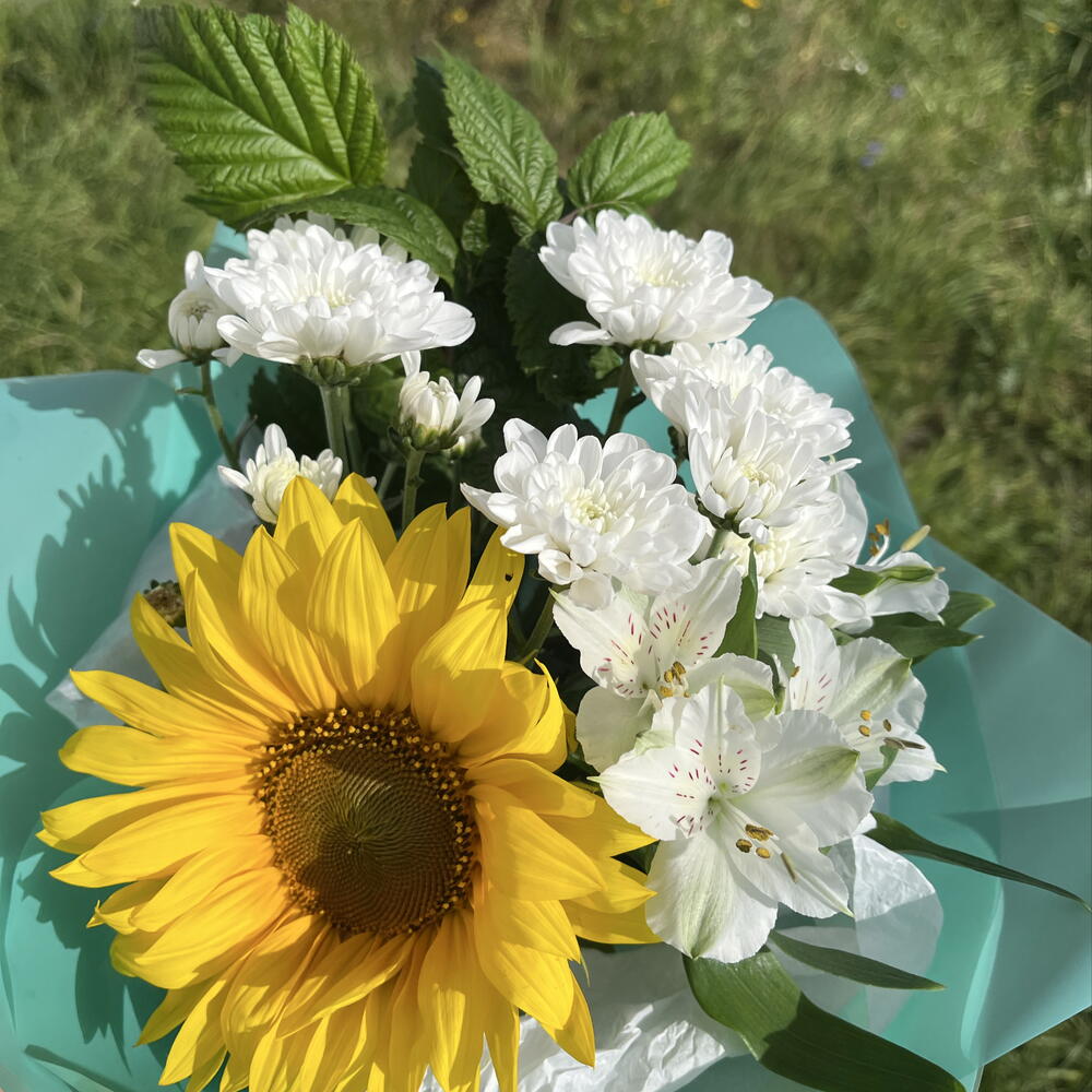 Подсолнух с хризантемой и альстромерией 🍁🎒💐« школьная пора »