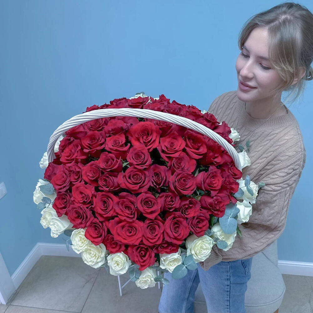 101 эквадорская роза с эвкалиптом в корзине «Королева» ️🤍 21112