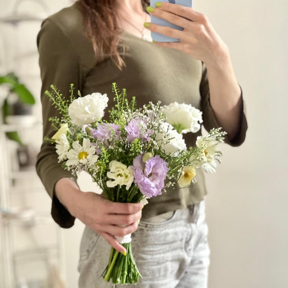 Букет из эустомы, кустовых ранункулюсов, лимонеума, диантусов и зелени Грин белл