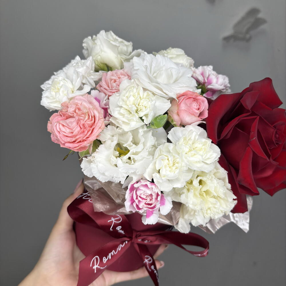 Композиция из эустомы , хризантемы Алтай , красной розы , кустовой гвоздики