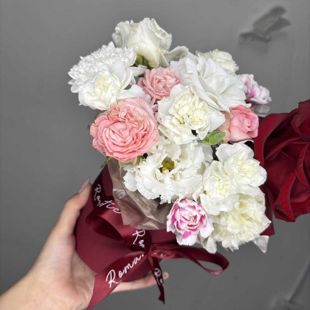 Композиция из эустомы , хризантемы Алтай , красной розы , кустовой гвоздики