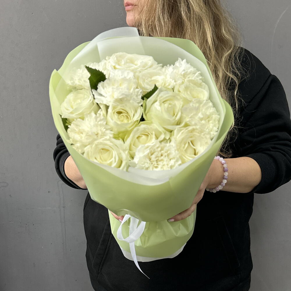 Белые розы с диантусом