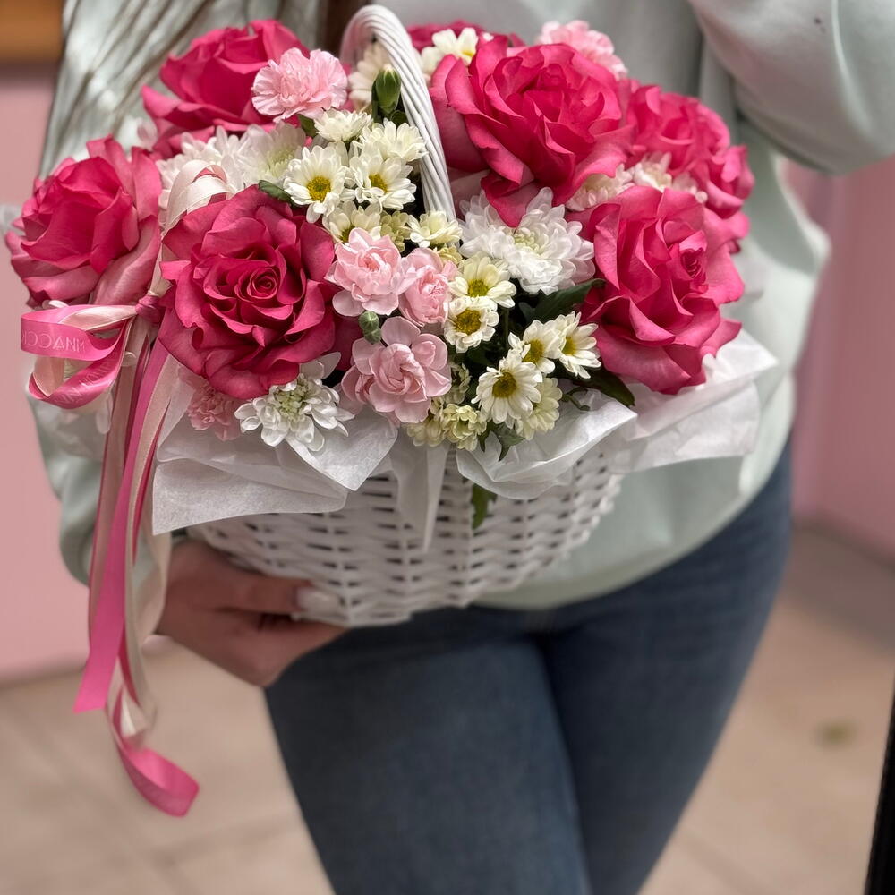 Композиция в корзинке «французские розы»