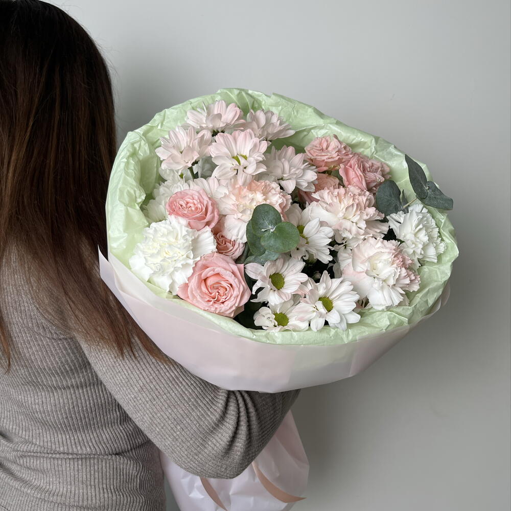 Букет из хризантемы, кустовой розы и гвоздики Свежесть 1553