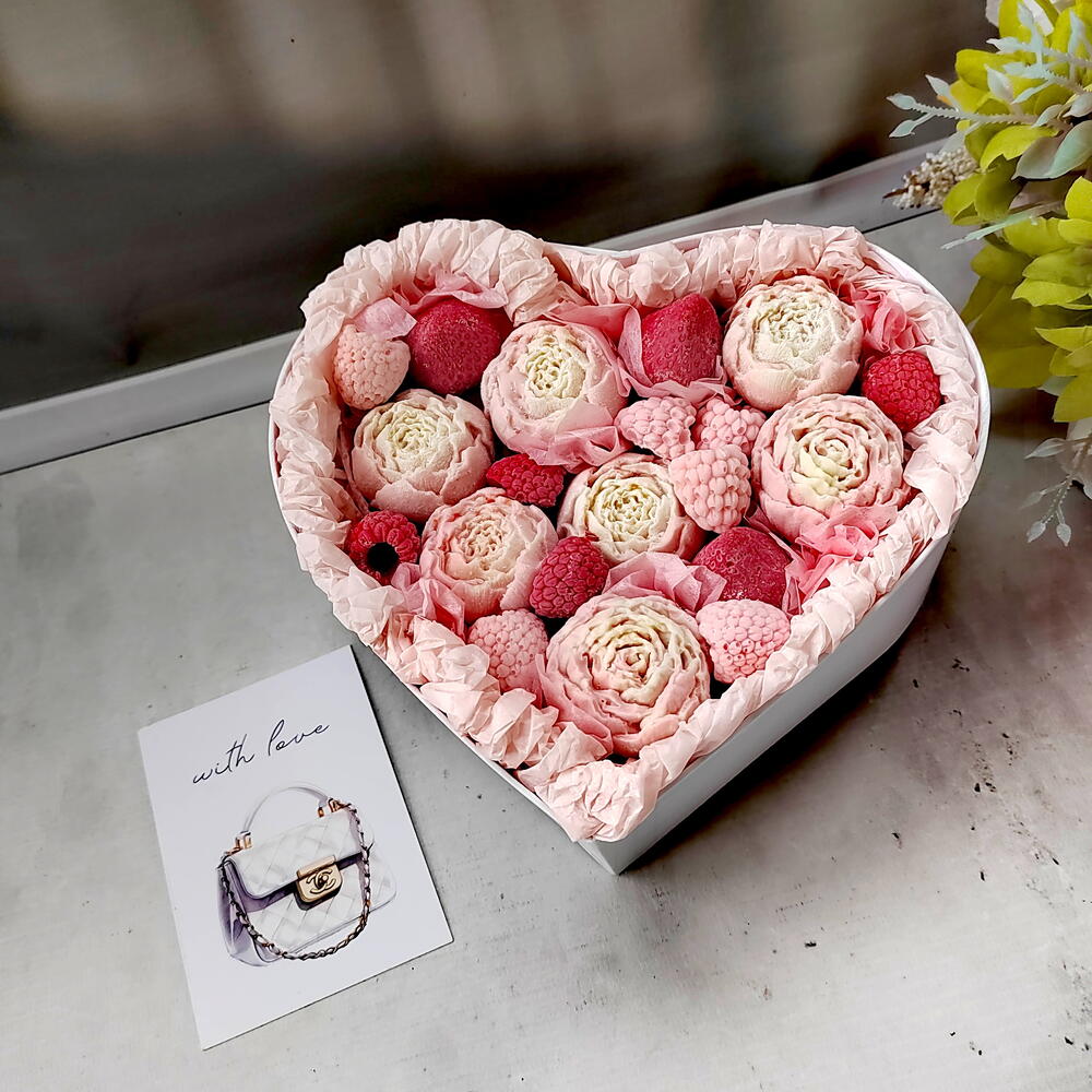 Сердце с шоколадными пионами, клубникой и малиной ко Дню матери