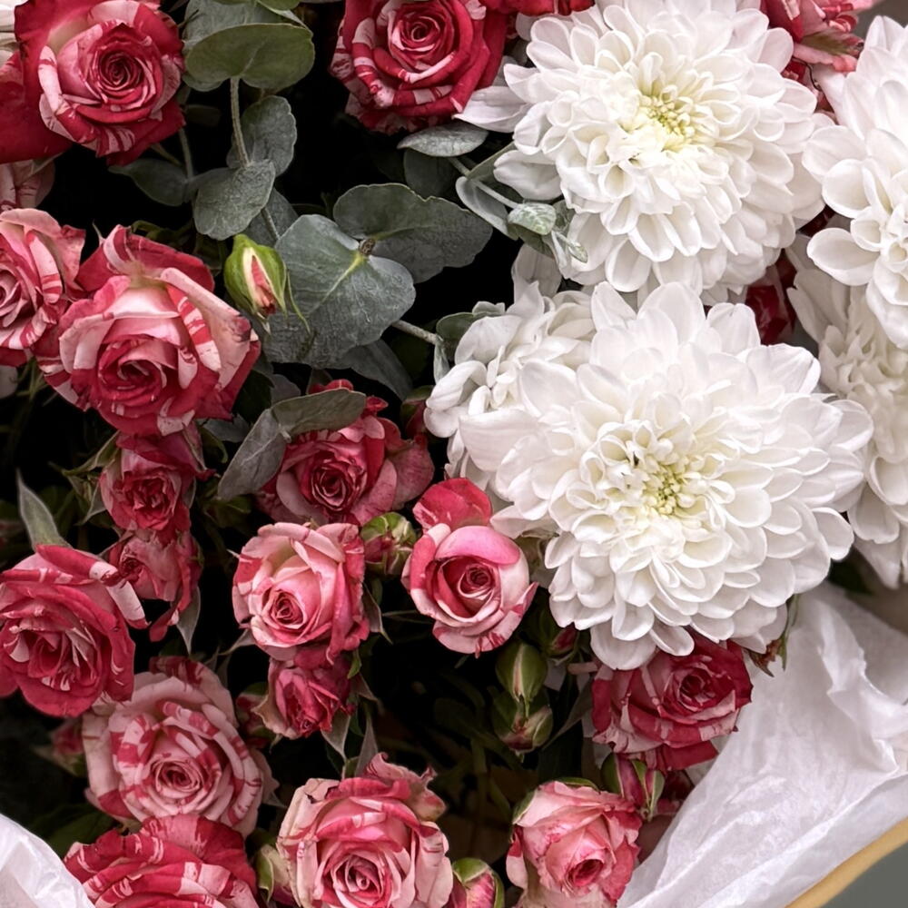 Пышный букет 🌸 «Отзывчивость » — белые хризантемы  и розы кустовые сорта Fair Works 🤍