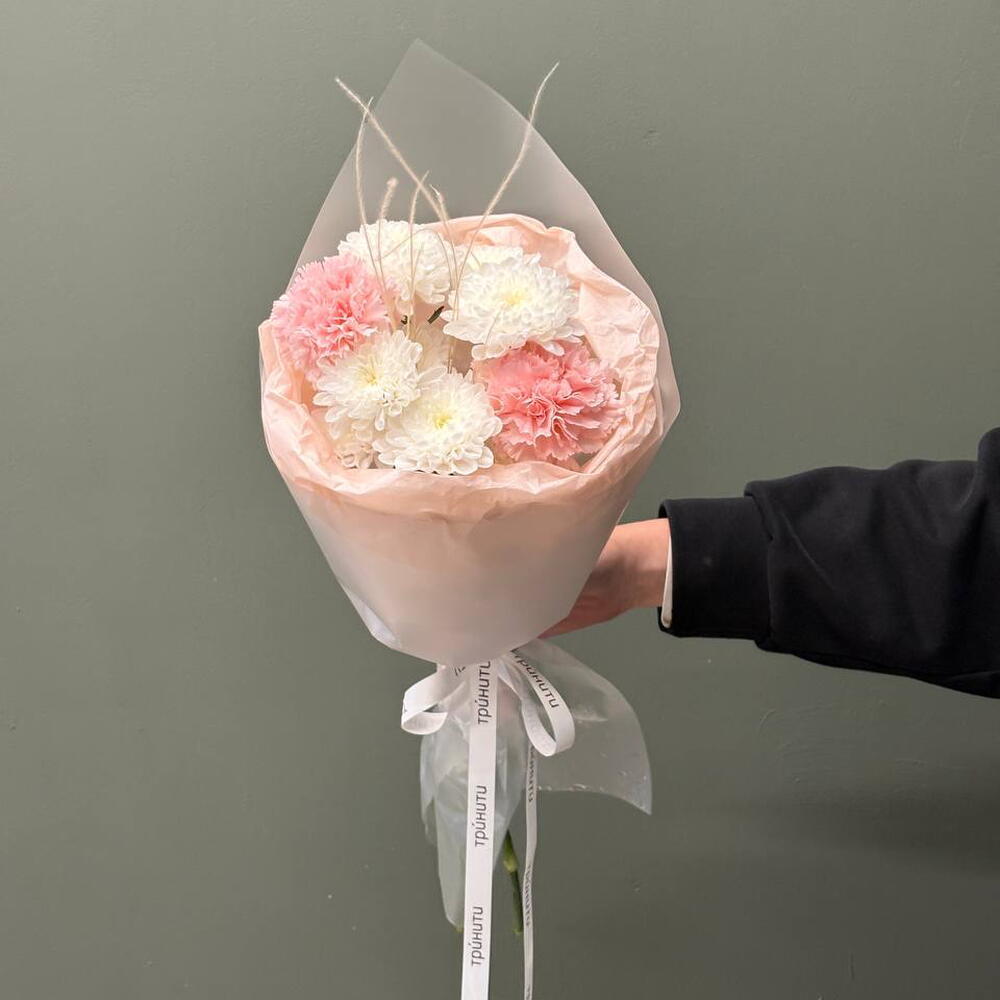 Букет-комплимент из диантусов, кустовой хризантемы и стифы