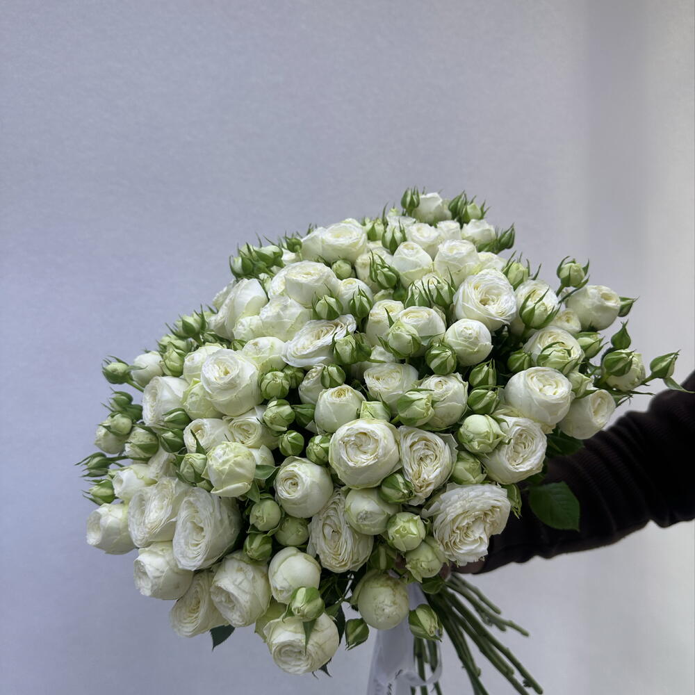 Букет из кустовых роз белых