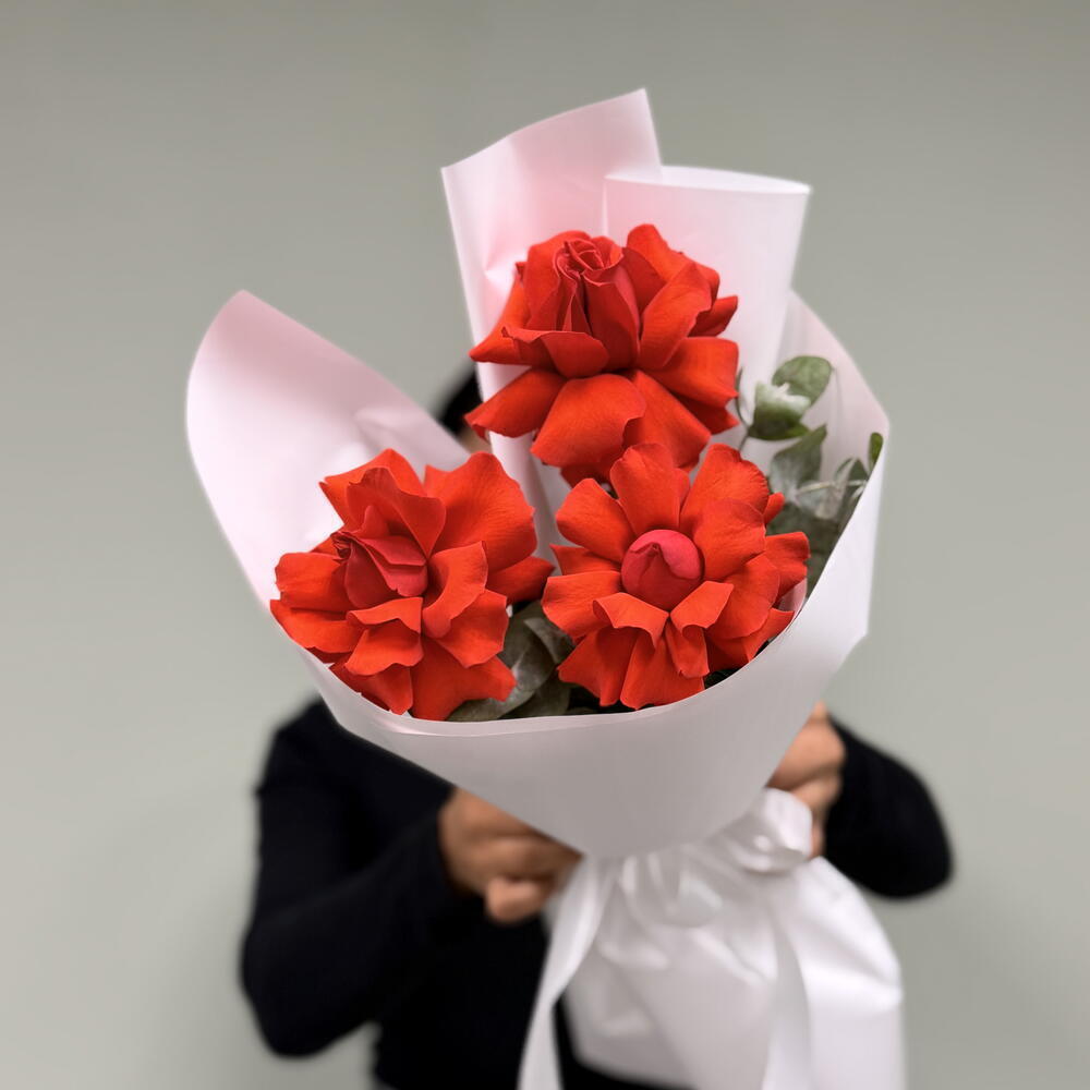 🌹 «Три розы Нина и эвкалипт: лаконичная элегантность»