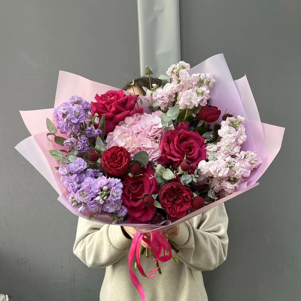 Букет с гортензией, пионовидными розами и ароматной маттиолой 💜