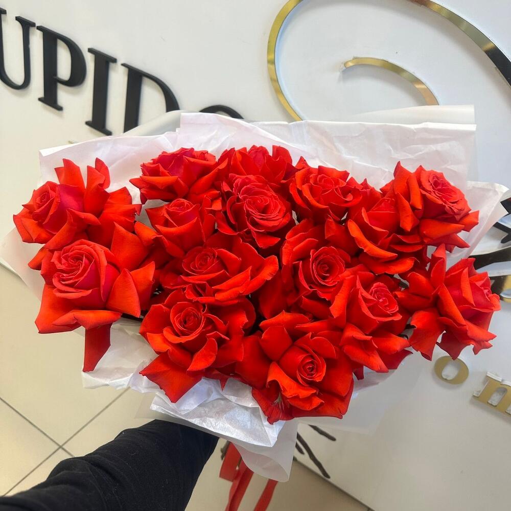 Букет алых роз