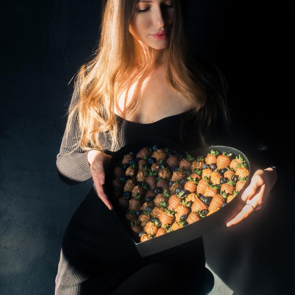 Клубника в шоколаде в большом черном сердце