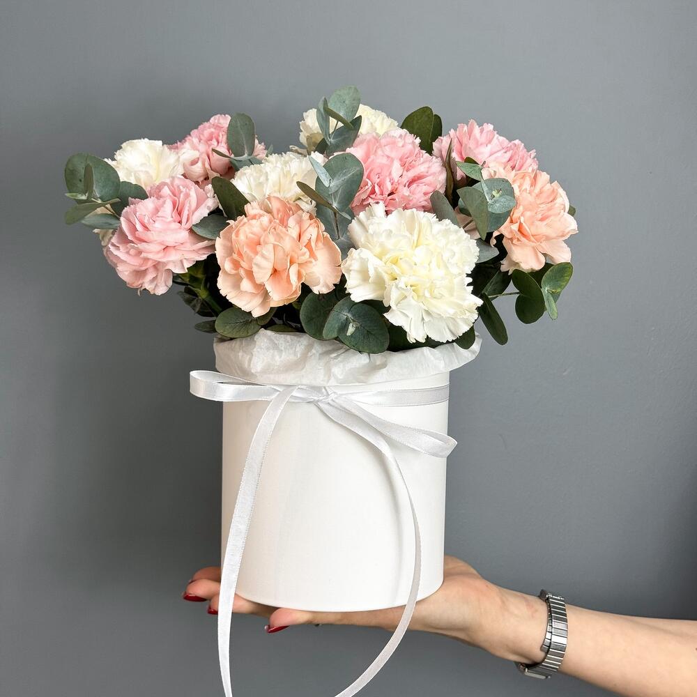 Букет из диантусов и эвкалипта в шляпной коробке. Букет 145 Florish