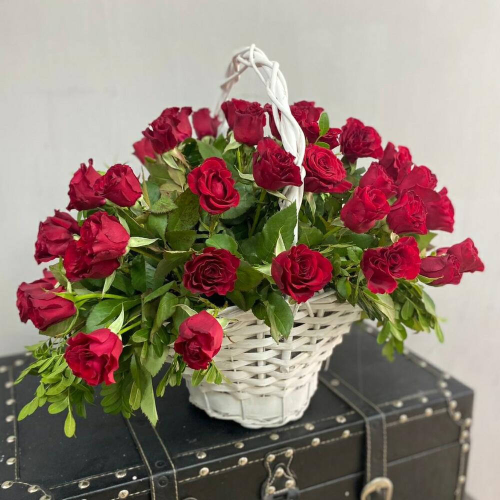 Корзина с розами 55 шт