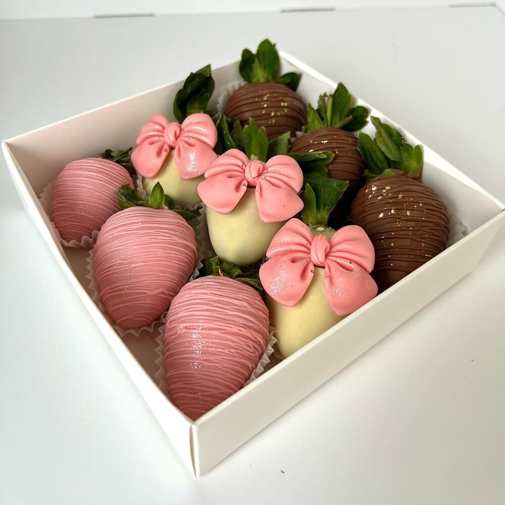 Chocolate-covered strawberries with bows 9 pieces