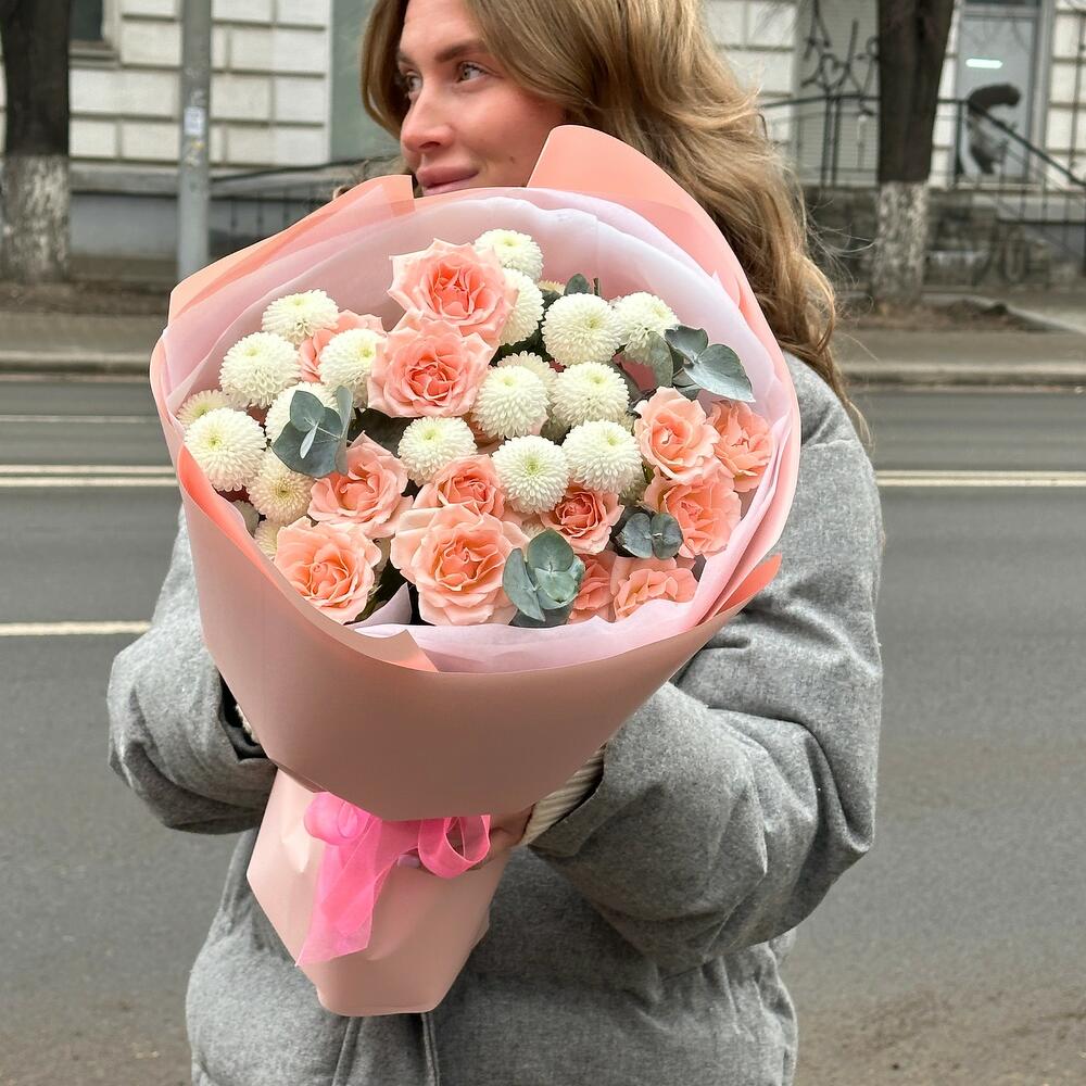 Букет с кустовыми розами, хризантемами и эвкалиптом в упаковке