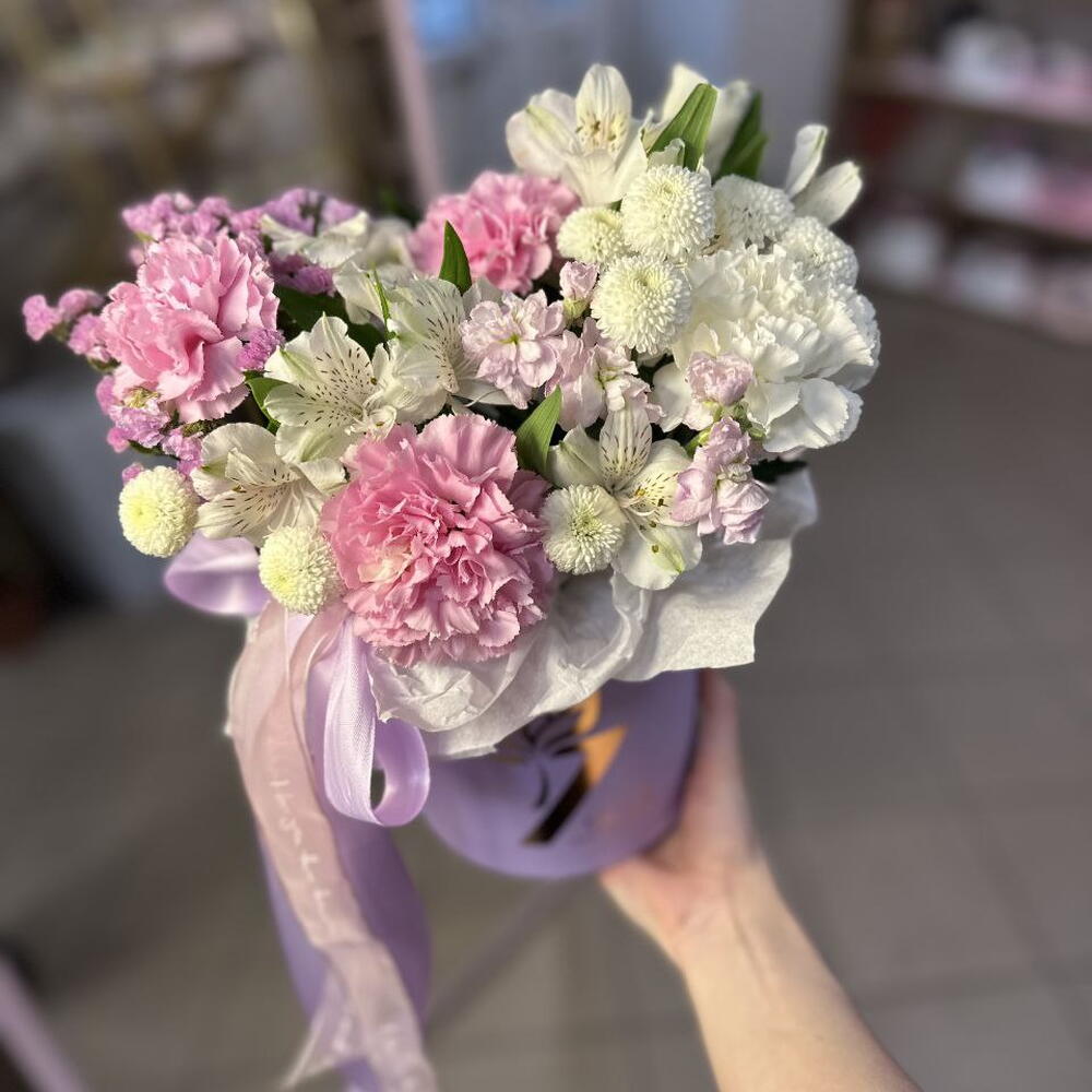 Цветы в коробке ( диантусы, альстромерия, маттиола, ньютон хризантема)