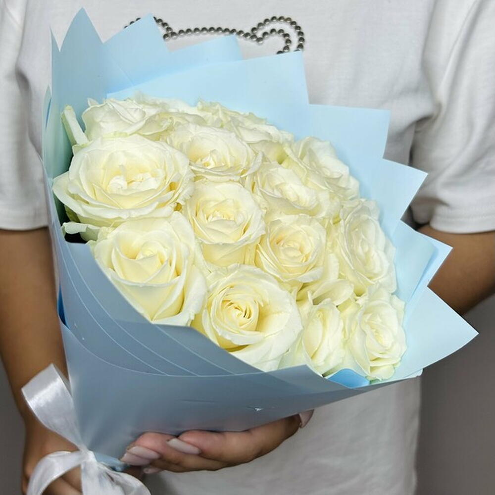 Букет живых цветов из белоснежных роз "15шт"