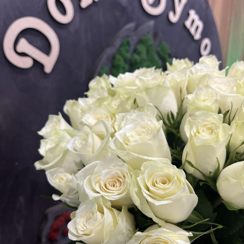 39 белых роз 50 см