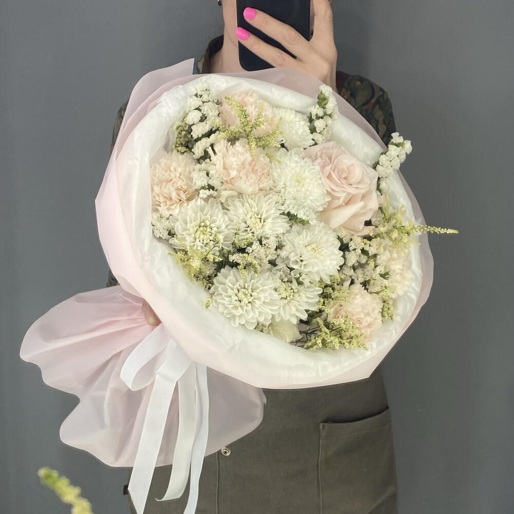 Букет комплимент 🥰 нежная французская Роза 🥐🌸🥐 кустовая Хризантема 🌿 кремовые диантусы 🩷 белоснежная статица🤍