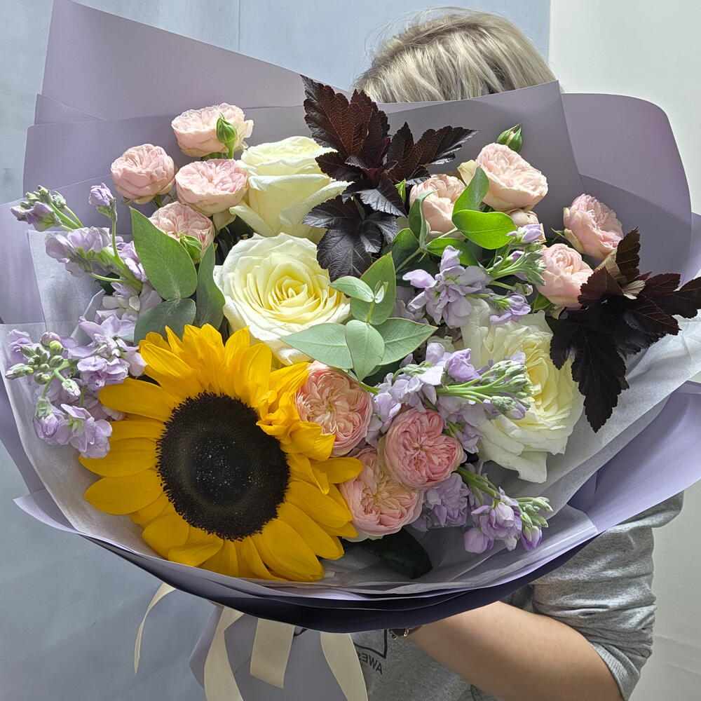 Букет из листьев скумпии, кустовой пионовидной розы,  маттиолы,  пионовидной розы,  эвкалипта