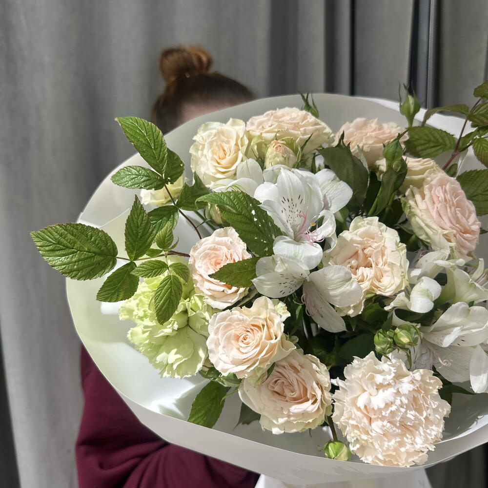 Букет 1 сентября с альстромерией, кустовой розой