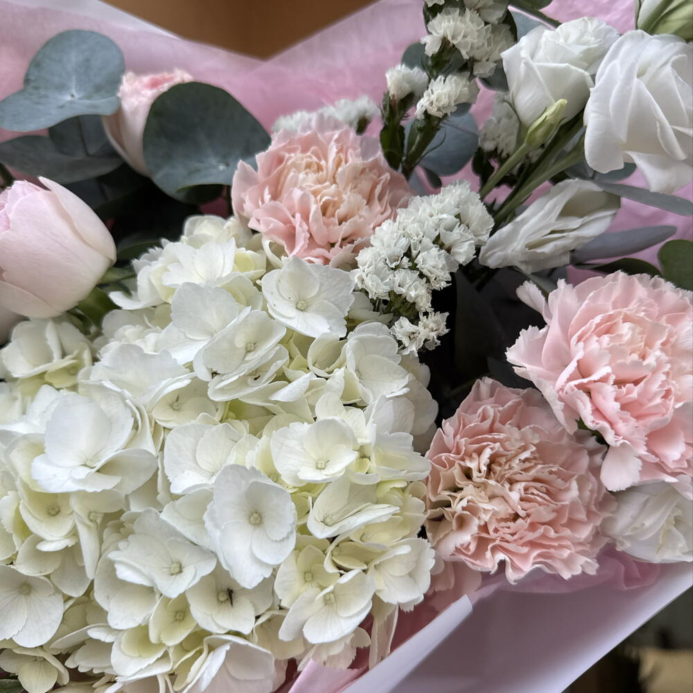 Нежный букет🌸 "лёгкие чувства" в составе гортензия, эустома/лизиантус, роза MANSFIELD, диантусы и статица 🌾