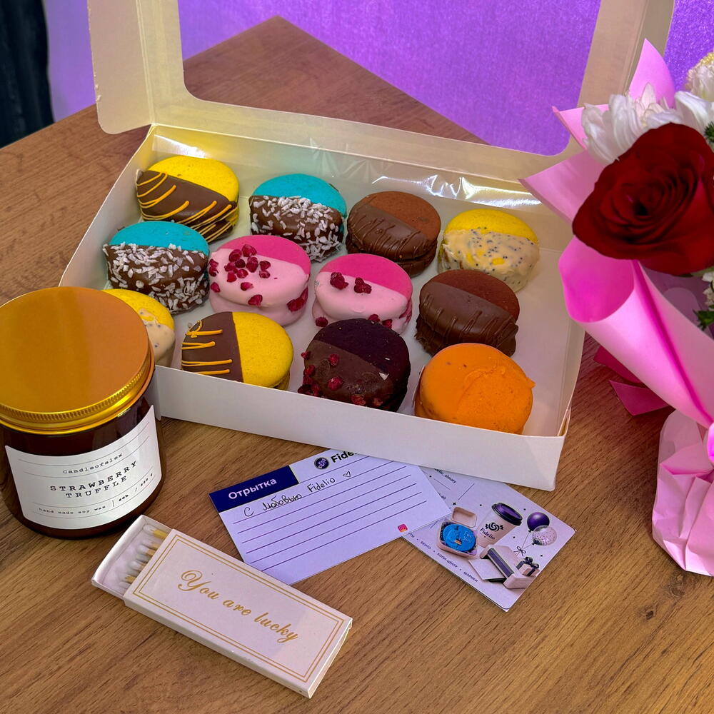 Бокс макаронс+букет цветов+свечка💕