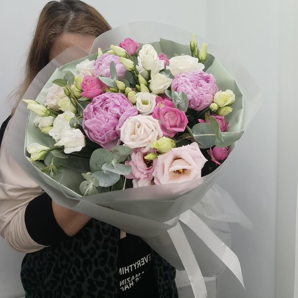 Авторский букет пион, эустома, роза