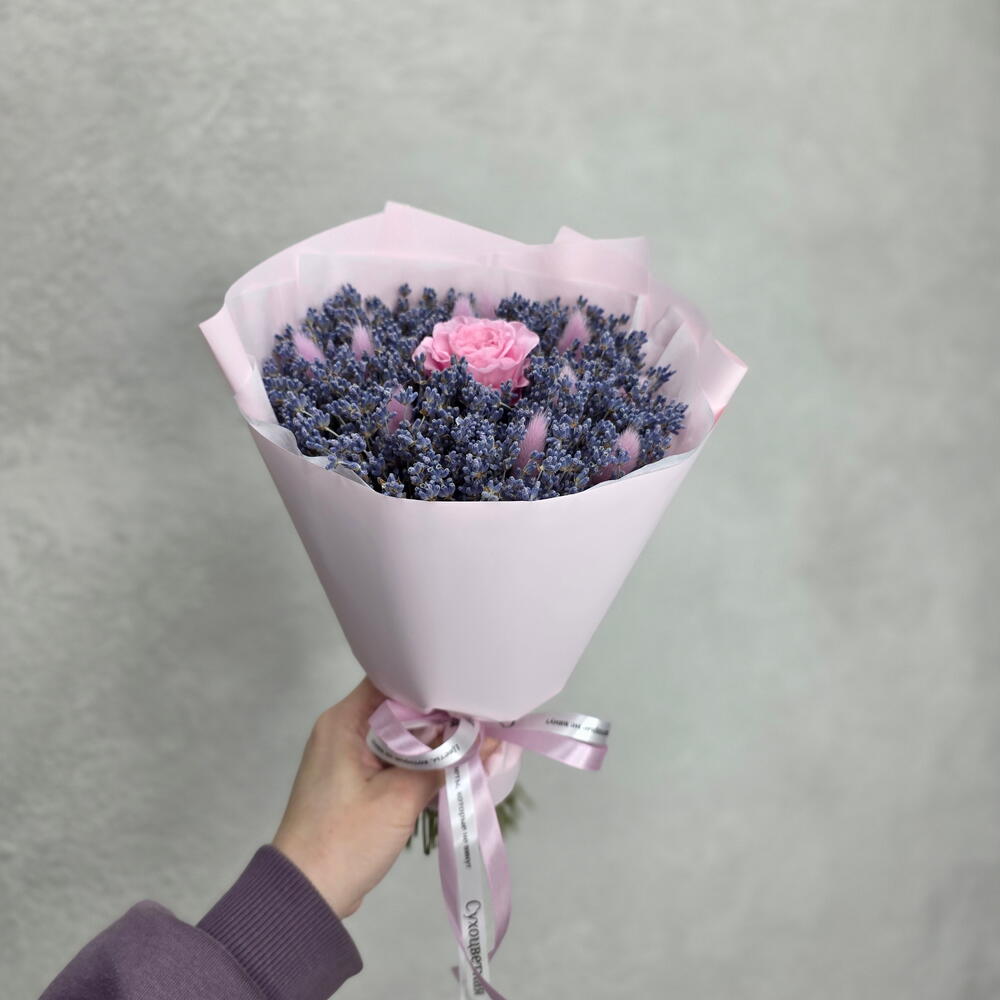 Лаванда с розовой розой