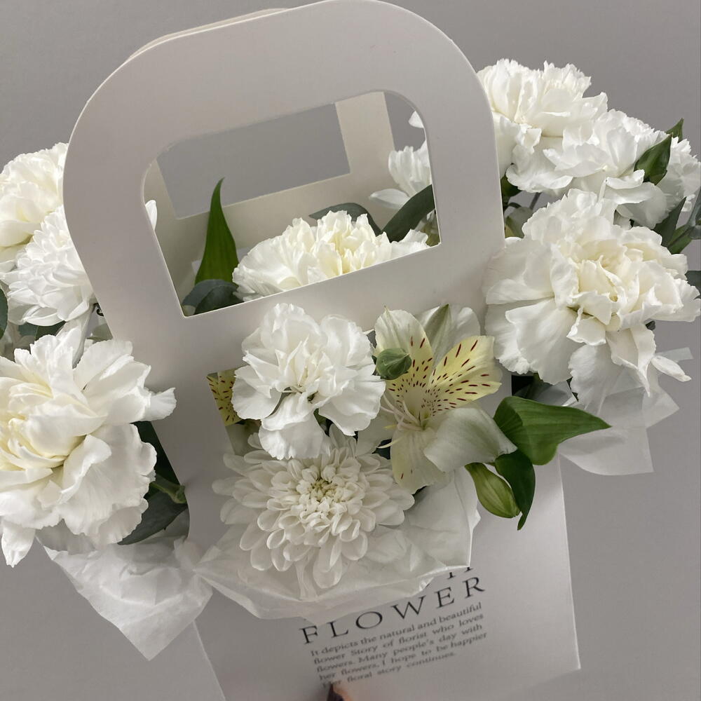 Белоснежная сумочка Bloom room, диантус, альстромерия