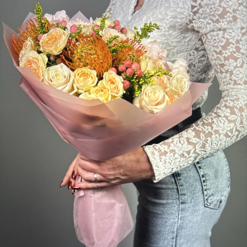 Нежный букет из гортензии, лейко, пастельной одноголовой и кустовой розы (39-0069)