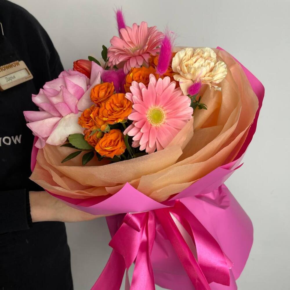 Яркий букет из гербер и кустовых роз в дизайнерском оформлении, Flowers