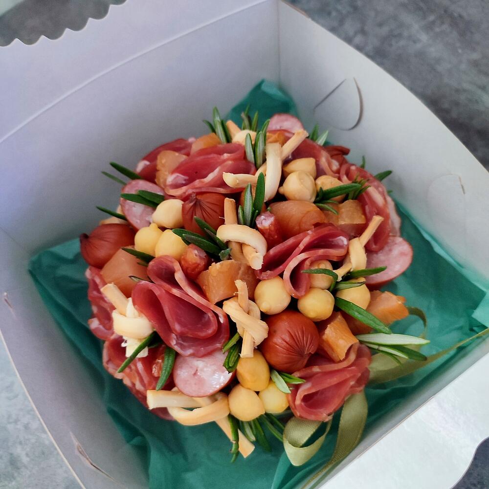 Бенто-тортик из сырных и мясных изделий