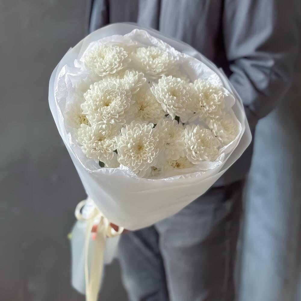 Нежный букет из белых кустовых хризантем