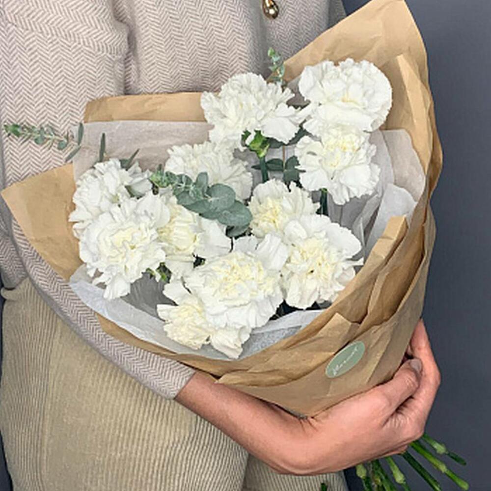 Bouquet of 15 white carnations with eucalyptus