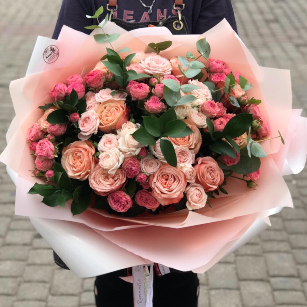 Букет «Персиковая пиономания» из кустовых, пионовидных роз Кахала и эвкалипта