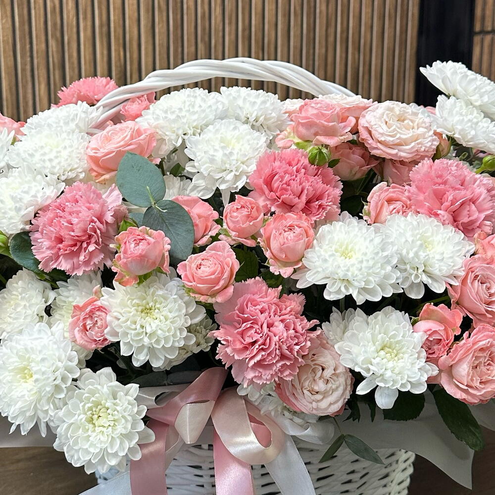 Премиальная корзина с кустовыми пионовидными розами, хризантемой и диантусами