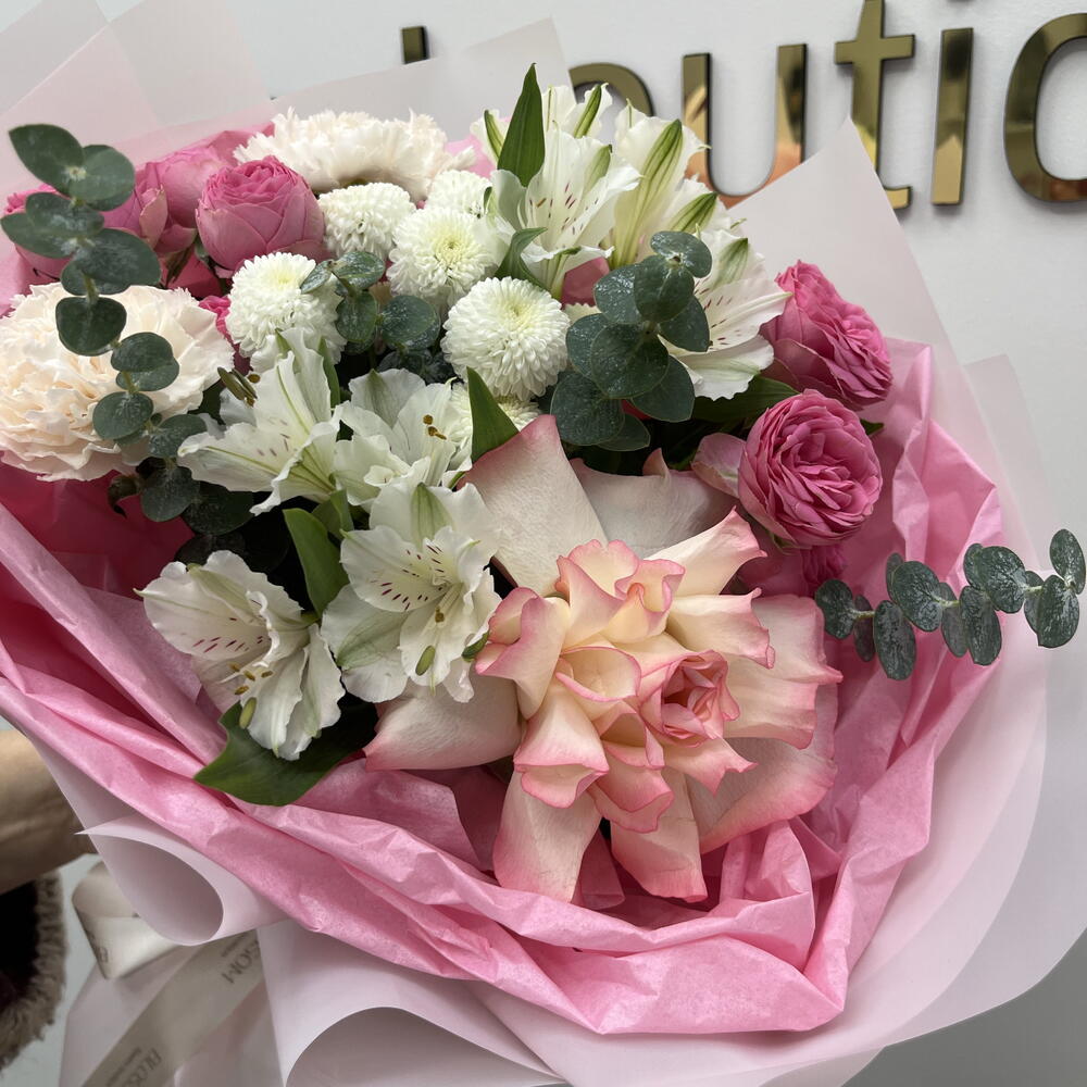 Букет из французской розы, кустовых роз, альстромерий, хризантемы, гвоздики и эвкалипта