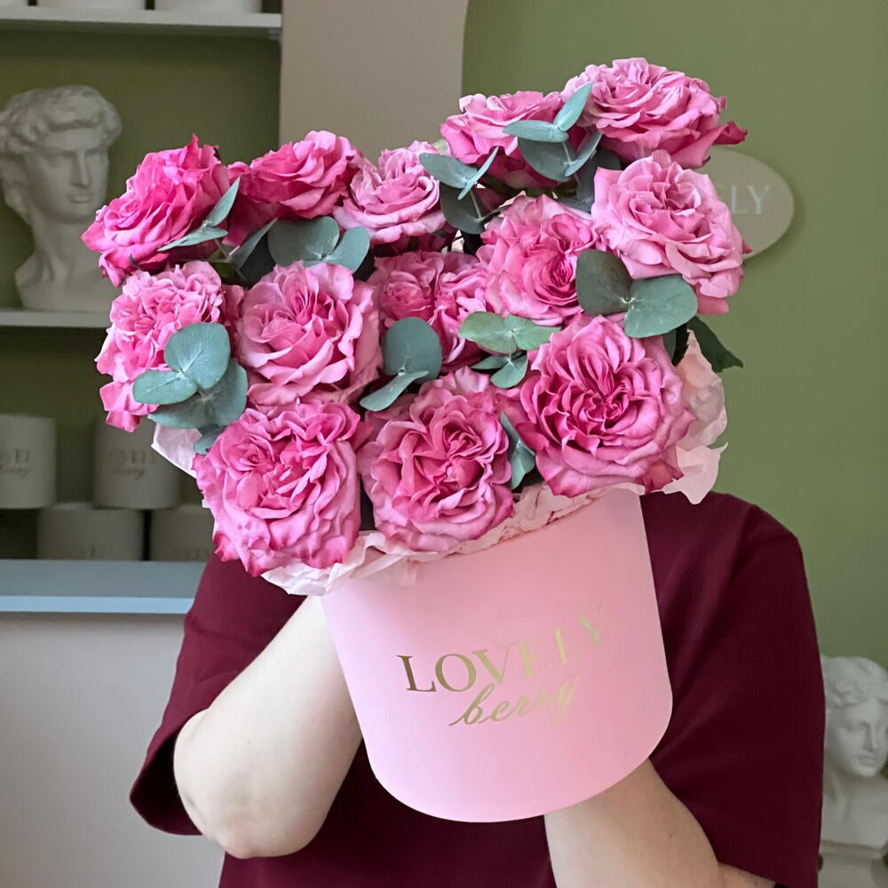 Пионовидные розы с эвкалиптом в коробке