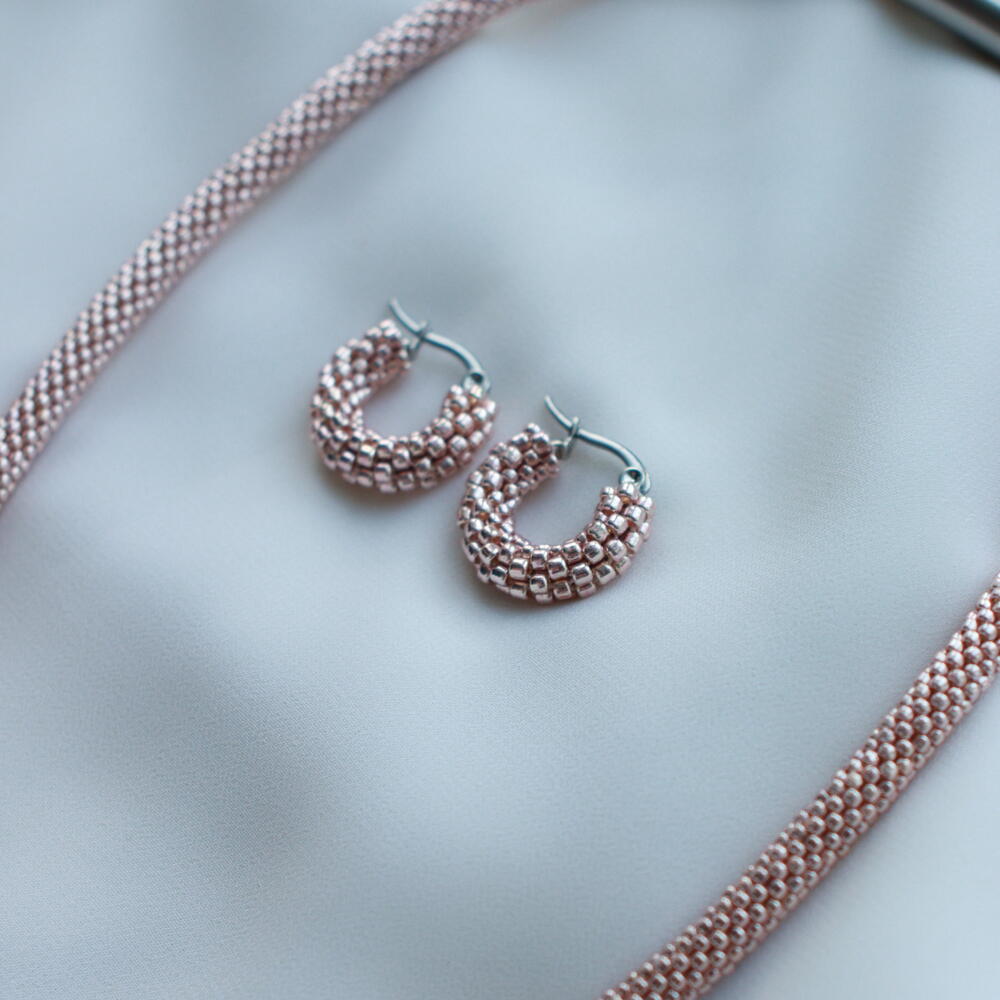 Серьги из ювелирного японского бисера в оттенке «Sweet blush»